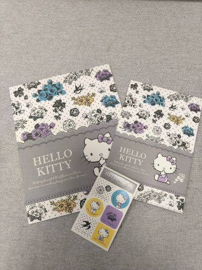 作为Kitty的铁杆粉丝，最近又入手了几件超可爱的周边！??  
1️⃣ **复古贴纸套装**：满满的童年回忆，贴在手账上绝美！  
2️⃣ **Kitty x melody联名玩偶**：粉蓝配色太治愈，每天抱着睡觉超安心～??  
3️⃣ **限定版盲盒**：拆盒...