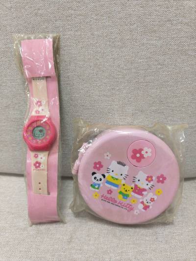 翻出Vintage Hello Kitty，仿佛打开了一扇通往童年的窗。?每一个细节都藏着旧时光的秘密：怀表的滴答声、小挎包的柔软触感、收纳盒里珍藏的回忆……
小时候，Hello Kitty是我们的守护天使；长大后，她成了心底最柔软的部分。?这些中古单品，像一封封未...