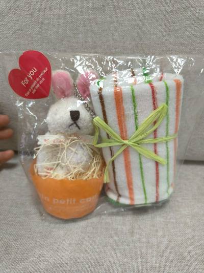 Hello Kitty也以她独有的方式，温暖着每一个热爱生活的心灵。?她的世界里，有粉红的浪漫、蓝绿的清新，还有那无尽的童趣与纯真。?每一张方巾、每一个玩偶，Hello Kitty用她的陪伴，记录下我们生活中的点点滴滴。无论是开心还是难过，她总是在那里，默默地守护着...