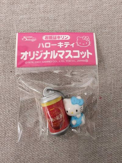 最近入手了几款超萌的Hello Kitty周边，迫不及待要和大家分享啦！✨  
1. Kitty中古系列盲盒：拆盒的瞬间真的太治愈了！每个小物件都精致到不行，满满的复古风，让人爱不释手～?  
2. 红色Kitty化妆包：外出必备！不仅外观可爱，容量也超大，再也不用...