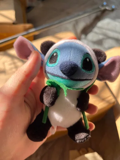 这个史迪仔小玩偶也太戳我了吧！拿到手质感软乎乎的，熊猫配色奶fufu的，细节做得特别精致——耳朵的弧度、身上的小装饰都超还原动画里的可爱劲儿！揣在手里rua着特别治愈，摆在哪都是显眼的可爱担当，已经忍不住想再入同款啦！