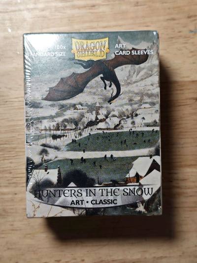 刚拿到包裹就被这份扎实的手感惊喜到！拆开外层快递袋，里面是妥帖的硬纸盒+气泡膜双重守护，安心感瞬间拉满。一打开，卡套一张张整齐排列，品相完美无瑕，和订单截图完全一致。从发货、入库到清关，整个流程快得超出预期，这种每个环节都被认真对待的感觉，真的会让人对下次“切煤”充...