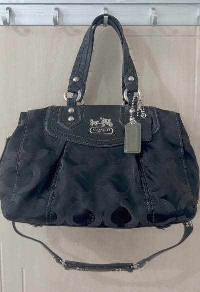 在挖煤姬蹲到的黑色甜甜圈老花蔻驰波士顿枕头包，直接把“复古实用”焊在身上！圆润饱满的包型自带秋冬氛围感，深咖色高级耐脏，皮质细腻有光泽，标注的中古痕迹几乎看不见，五金也毫无氧化痕迹。

最惊喜的是容量，日常通勤的手机、化妆品、钥匙全能塞下，实用性拉满。平台体验更要夸...