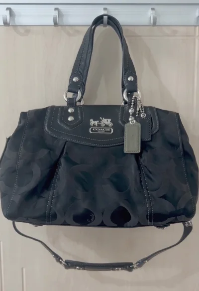 在挖煤姬蹲到的黑色甜甜圈老花蔻驰波士顿枕头包，直接把“复古实用”焊在身上！圆润饱满的包型自带秋冬氛围感，深咖色高级耐脏，皮质细腻有光泽，标注的中古痕迹几乎看不见，五金也毫无氧化痕迹。

最惊喜的是容量，日常通勤的手机、化妆品、钥匙全能塞下，实用性拉满。平台体验更要夸...