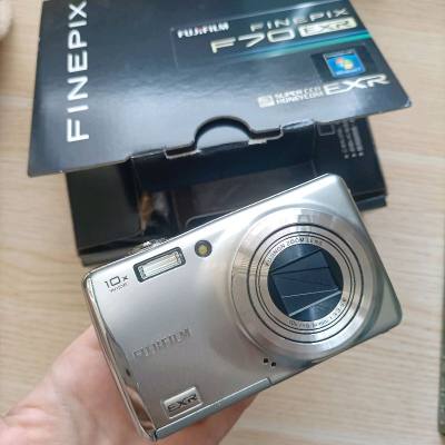 这一期好物分别是富士f70exr和富士jx400,是两台成色非常好的的全新原箱，拿到手是非常惊喜，功能正常配件齐全，收藏狂喜，价格也是属于捡漏价格，难的呀！非常幸运了!
特别喜欢富士的ccd，出图复古，色彩鲜明，也算是圆了没钱买相机的梦，中古ccd非常性价比了，适合...