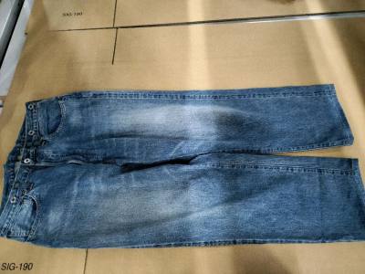 此次购入a.presse定番常青款水洗牛仔裤和冬季短款羊毛黑色哈灵顿夹克，还有hoka ultra low蓝色户外徒步鞋，三款成色都很好，总体购物满意。