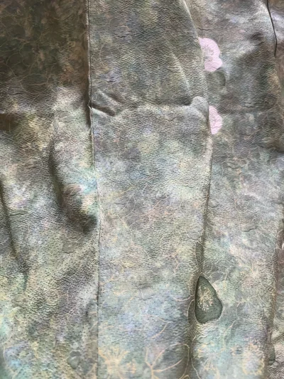 拆开包裹的瞬间是满满的感动：箱子坚硬厚实，里面塞满了厚厚的缓冲纸，衣物被包裹得严严实实，没有任何褶皱和破损。