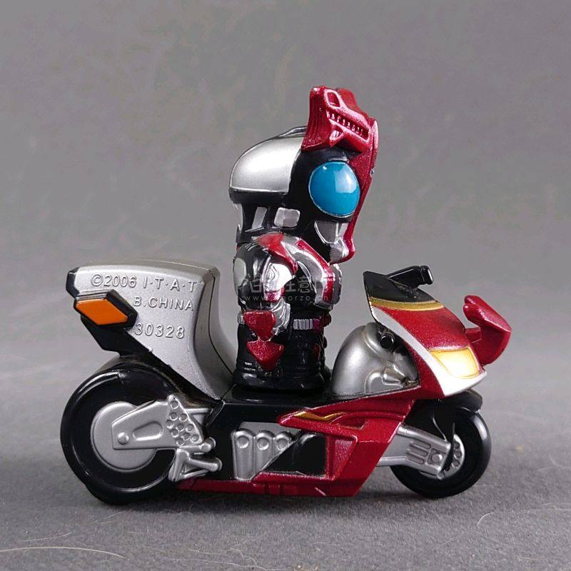 分享一下本次日拍中比较稀有的模型，为假面骑士甲斗播出当年(2006年)期间，订购的圣诞蛋糕里附送的东西，入手渠道本就比较难，现经过20年更是一只难求，全凭缘分