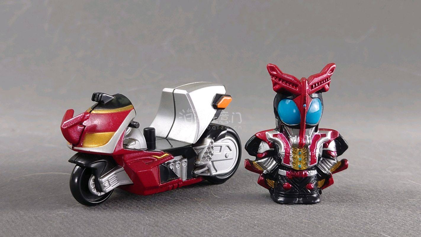 分享一下本次日拍中比较稀有的模型，为假面骑士甲斗播出当年(2006年)期间，订购的圣诞蛋糕里附送的东西，入手渠道本就比较难，现经过20年更是一只难求，全凭缘分