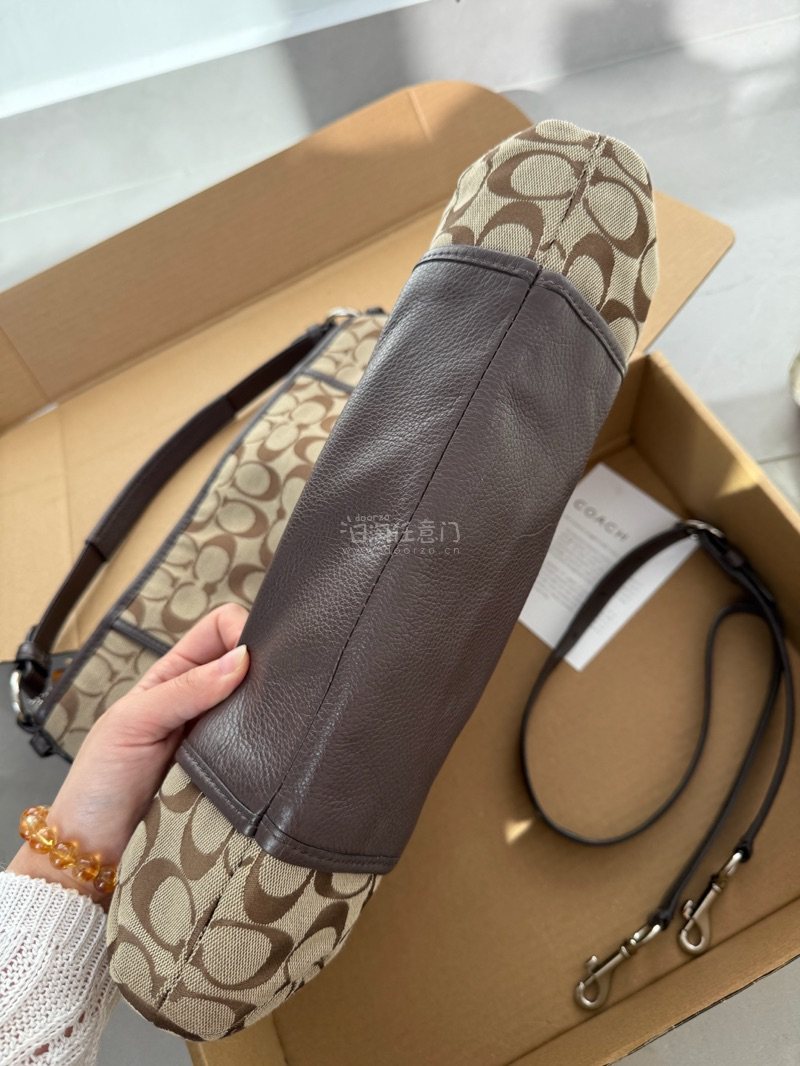 整个质量比预想的好，整体成色很新
这个也很方便，包包的容量很大，很适合上学或者上班的人背，里面有好多层，几乎没有什么味道
这个包包的颜色我也很喜欢。会推荐我的朋友来这里购物的，太喜欢啦