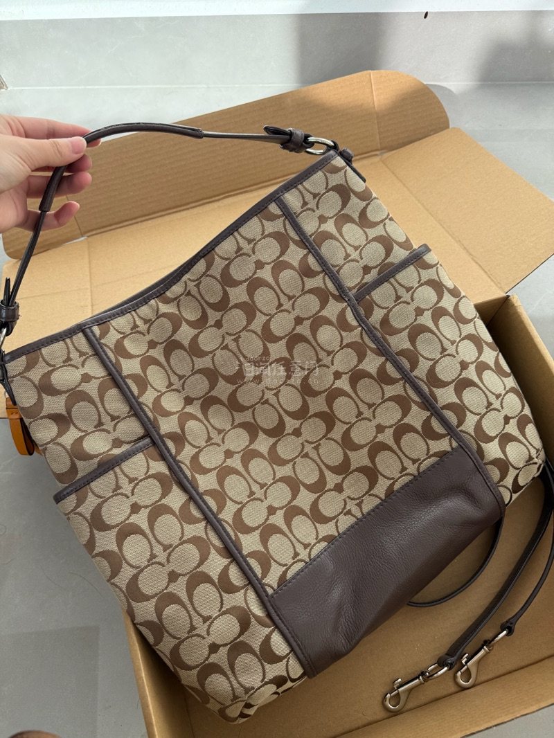 整个质量比预想的好，整体成色很新
这个也很方便，包包的容量很大，很适合上学或者上班的人背，里面有好多层，几乎没有什么味道
这个包包的颜色我也很喜欢。会推荐我的朋友来这里购物的，太喜欢啦