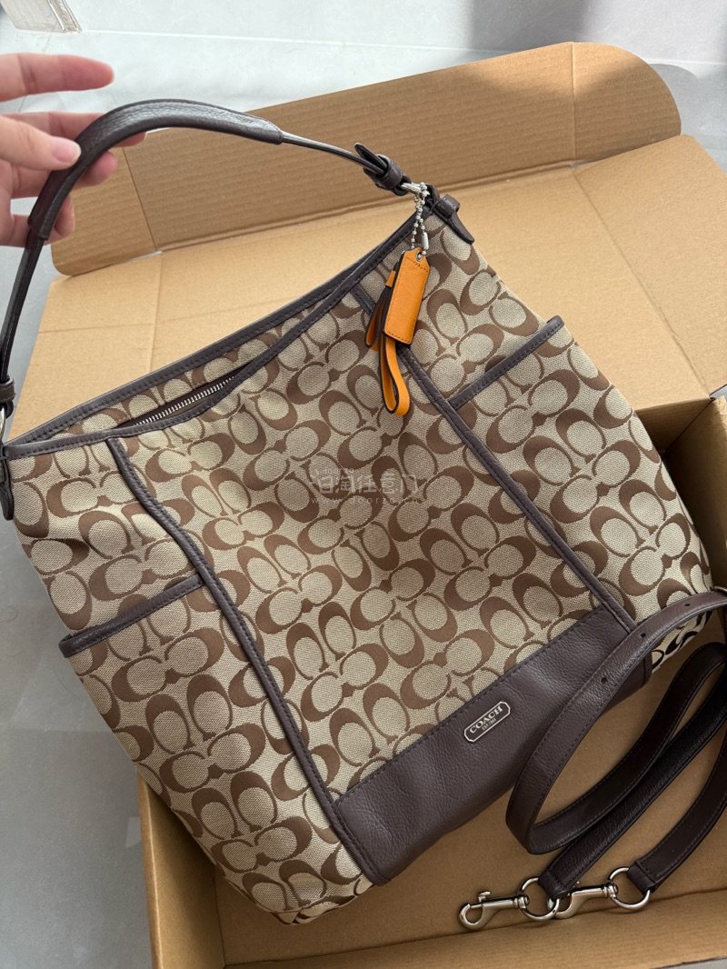 整个质量比预想的好，整体成色很新
这个也很方便，包包的容量很大，很适合上学或者上班的人背，里面有好多层，几乎没有什么味道
这个包包的颜色我也很喜欢。会推荐我的朋友来这里购物的，太喜欢啦