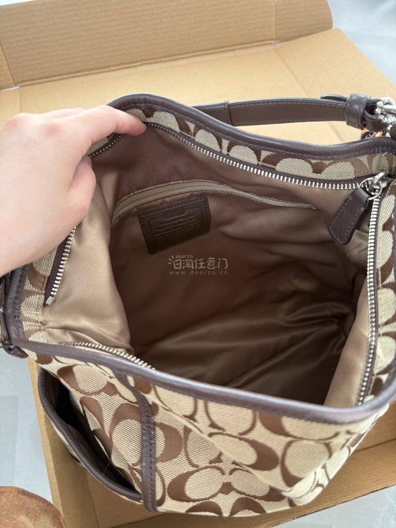 整个质量比预想的好，整体成色很新
这个也很方便，包包的容量很大，很适合上学或者上班的人背，里面有好多层，几乎没有什么味道
这个包包的颜色我也很喜欢。会推荐我的朋友来这里购物的，太喜欢啦