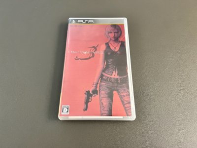 这次在挖煤姬的收获太让人激动了！《生化危机：爆发》1+2的初回版，封面丧尸手臂和抓脚的压迫感依旧十足，当年没机会体验的在线模式现在看着都心痒。最惊喜的是PSP《第三次生日》的卡带盒，阿雅姐的飒爽英姿和鲜亮粉色背景太抢眼了！还有那一整套实况足球编年史，从WE97到20...