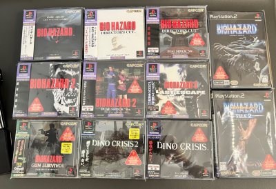 在挖煤姬一口气集齐这套卡普空经典简直是梦想成真！《生化危机》导演剪辑版和双碟版的标志性血字标题瞬间拉满恐怖氛围，《恐龙危机》的橘色危机感依然刺眼。尤其惊喜的是所有碟盒保存如新，连“DUALSHOCK”标识都清晰完好。摩挲着这些九十年代的光盘盒，仿佛能听见警局打字机声...