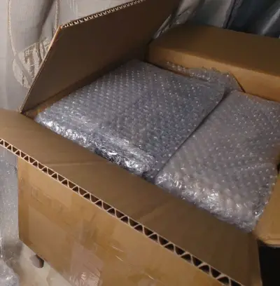 挖煤姬十月最后一单到货了，谜之女主角x手办是有原盒的，腿部有些瑕疵基本上打磨一下差不多解决了，其他地方保存得不错；炮姐和黑子的这组手办是无盒的，卖家打包很好，用了飞机盒塞满了报纸固定，两款手办是缺少支架的，但是并不影响摆放。