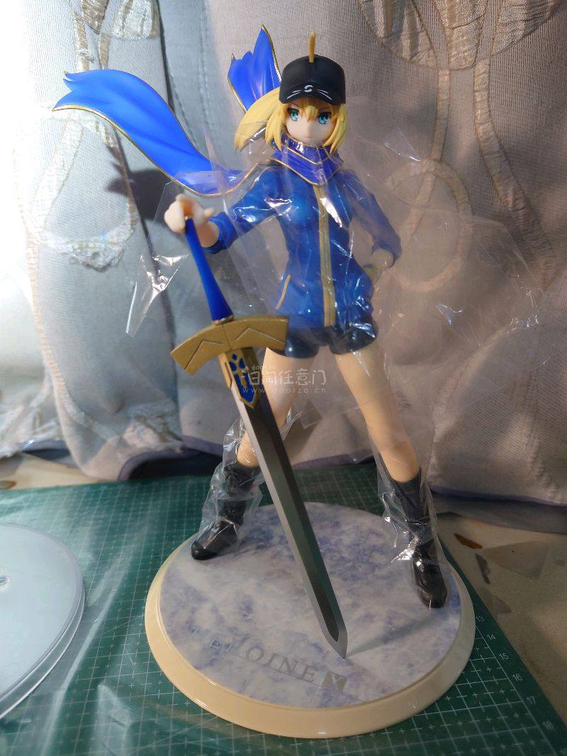 任意门十月最后一单到货了，谜之女主角x手办是有原盒的，腿部有些瑕疵基本上打磨一下差不多解决了，其他地方保存得不错；炮姐和黑子的这组手办是无盒的，卖家打包很好，用了飞机盒塞满了报纸固定，两款手办是缺少支架的，但是并不影响摆放。