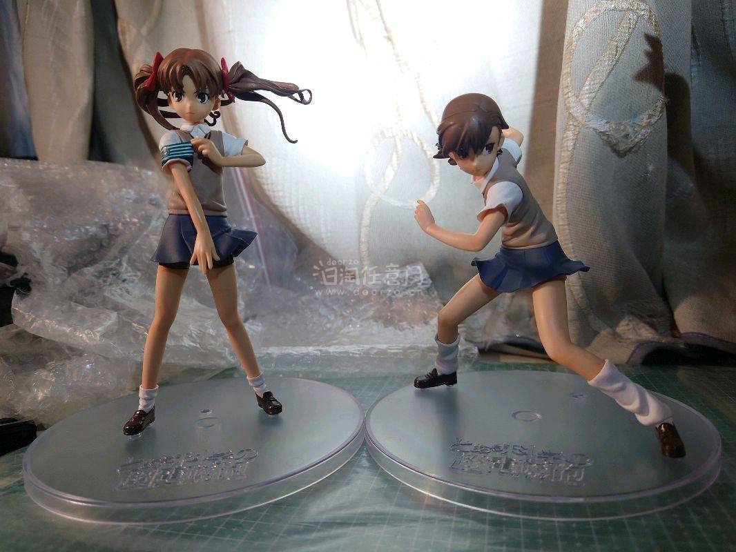 任意门十月最后一单到货了，谜之女主角x手办是有原盒的，腿部有些瑕疵基本上打磨一下差不多解决了，其他地方保存得不错；炮姐和黑子的这组手办是无盒的，卖家打包很好，用了飞机盒塞满了报纸固定，两款手办是缺少支架的，但是并不影响摆放。