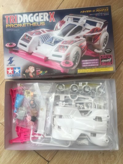 四色三角箭X，以前没觉得如何，现在竟然很稀缺了，买了一辆白色，粉色的s1底盘非常漂亮，配上白色车壳，十分亮眼。