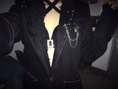 版型巨好看穿上就是纸片人 垫肩恰到好处 糜烂的领子设计很特别 胸针更加是点睛之笔 成色确实是全新樱花妹诚不欺我