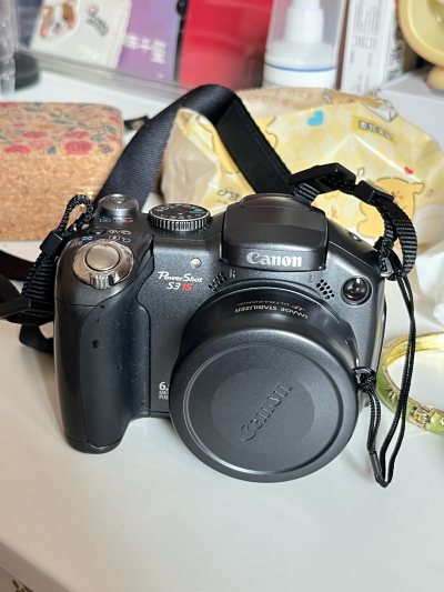 期待了很久的相机终于到啦，包装的很严实，里面用了很多泡沫纸来垫着，相机也包装的很严实，拿到手和图片一模一样哦，看起来成色还不错，和国内二手平台上的一样哦，但是价钱实惠多了，第一次购物很满意！！！