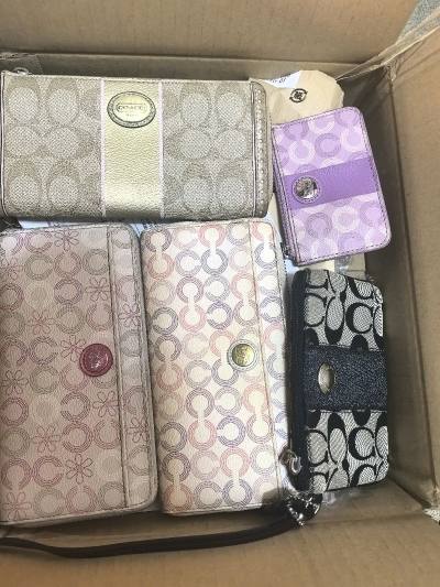 想买零钱包很久了，淘了好久，找了好几个喜欢的，就一起买了，期待了特别久，而且主要是价格特别好，然后刚好有一些积分，运费也便宜，第一次用小航空，意外还挺快的。就10几天就到了。(￣(エ)￣)