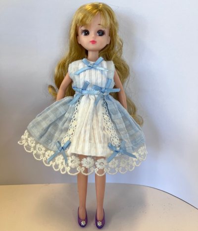 很美丽的小裙子，太喜欢了，做工很精细的！穿上娃娃们都很美丽。真的做的非常细致，细节特别到位，挖到宝了！