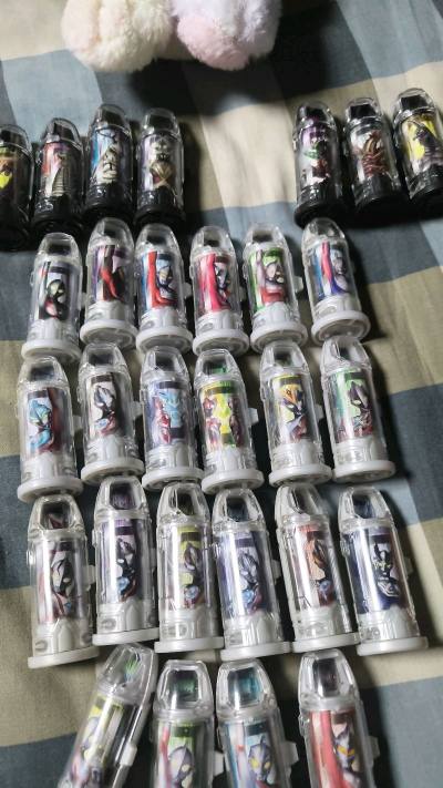 成色非常好，东西很棒，联动识别也正常。怪兽胶囊和奥特胶囊都各有特色，配合捷德升华器dx版非常好玩。只不过电弧贝利亚是胶囊无法识别，可能是全新的存放时间长了吧