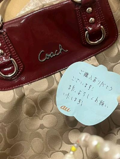 这次又在任意门淘到了我心爱的中古包包。成色非常新，包装的也很仔细，好贴心的卖家呀，还给我留了小纸条。很满意的一次购物体验。