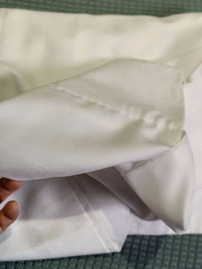 日淘捡漏天花板！在挖煤姬挖煤姬刷到这块日本手工布料时，手比脑子快直接下单，捡漏价到手那一刻，感觉自己赚翻了！布料是匠人手工钩织的，拿到手就知道质感不一般——每圈纹路都均匀细密，没有一点毛躁，做得超。内衬还缝了柔软的棉布，贴头皮戴完全不扎，细节控狂喜！最惊喜的是它能折...