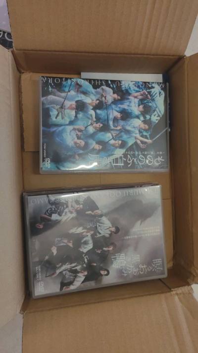 很实诚的?妹，我说怎么箱子这么大这么重，原来还有杂志切页，都可以拼成一本杂志了，大部分都是横滨流星呢