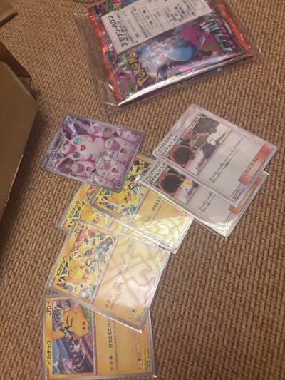 为了一张卡又买了好多卡哈哈 虽然很开心为了运费一张不合适又买了一些官散 虽然只有一张rr喷和ar但是也算知足吧 sar喷金喷太难了