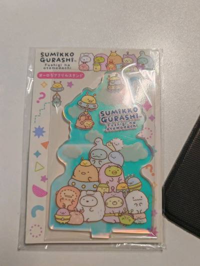 这两款角落生物亚克力立牌也太治愈啦！软萌角色挤在一起，配色清新又闪着细光，把可爱和精致都拿捏得死死的~ 