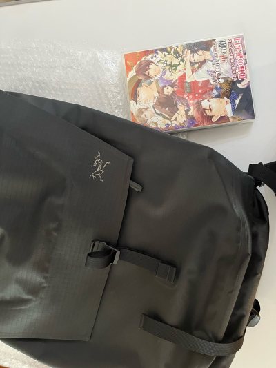 谁说挖宝只能专一领域？
在「挖煤姬」，我直接完成了一次“跨界收藏”的神级操作！?

一铲子下去，竟然同时挖到：
? 始祖鸟 Mantis 腰包—— 成色九八新，肩带卡扣一切完好，经典的灰黑色低调又高级，防水面料质感无敌！
? 周杰伦《范特西》绝版首版CD—— 碟面无...