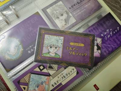 这套猎人卡牌太戳粉了！紫色调衬得奇犽超灵动，复古金边+漫画风细节满溢，整叠摆着都像把少年气攥手里~ 
