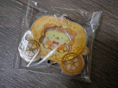 这个布丁狗马车挂件也太甜了！暖黄配色+皇冠蝴蝶结，精致花纹裹着软萌小狗，像把童话揣进了口袋，可爱到想立刻挂包上~ 