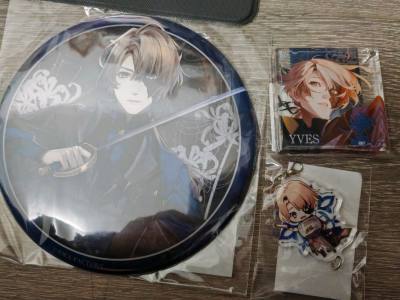 这套YVES周边质感绝了！吧唧的暗纹贵气又细腻，立牌和挂件把角色的清冷与软萌都戳中，拿在手里全是心动~ 