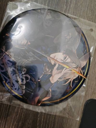 这个吧唧质感太绝了！暗调蓝金衬得角色清冷又贵气，发丝和武器的细节都好精致，拿在手里像攥着一整个氛围感，越看越心动~ 
