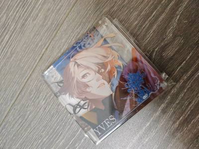 这个YVES立牌好绝！浅发配眼罩的清冷感拉满，蓝纹暗纹精致又高级，透明壳裹着的质感像把角色的氛围感都锁在里面了~ 