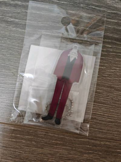 这个挂件设计好妙！酒红西装质感高级，无脸造型自带神秘感，珍珠小装饰更添精致，简约又戳中审美，摆着就很有格调~ 