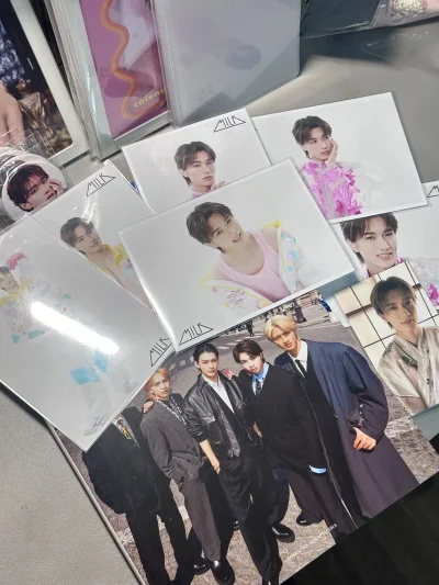 在煤炉姬收到了心心念念的小卡和写真！品相保存得特别好，几乎全新，包装也很用心。卖家沟通顺畅，交易过程超愉快，这次购物体验太满意了，强烈推荐！