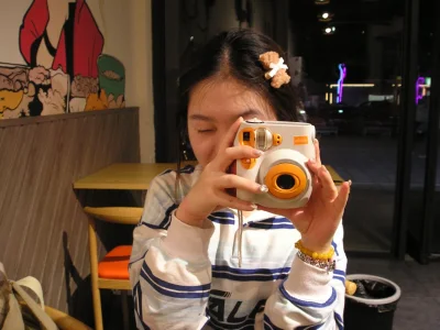 第一次在挖煤姬上海淘拍立得安全下车！ 成色比图片上还好，相纸虽然是过期的，但是意外的可以成像，选择的可追踪小航空，时效非常快。非常满意的一次海淘体验。