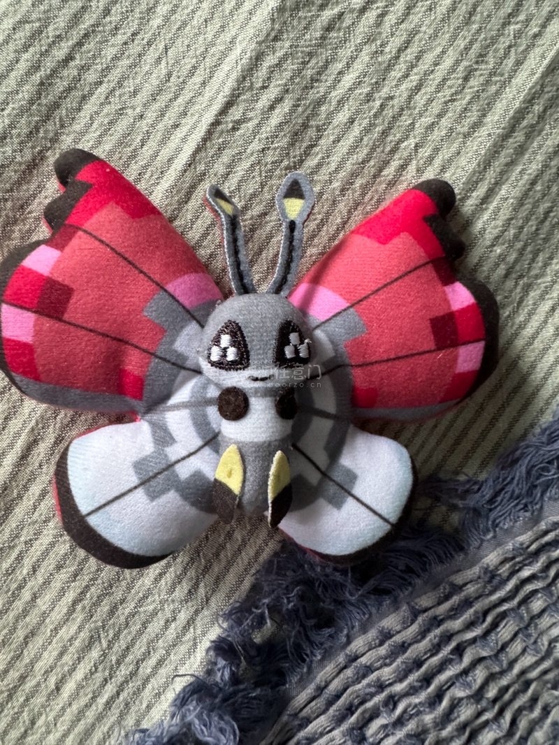 这次是第n次分享自己的日淘了，东西到了之后马上检查物品完整度，首先箱子四四方方，里面打开东西没有压到，这次买的是Everyday Happiness的皮卡丘包，还买了一个球球花纹的彩粉蝶布艺徽章，品相都还不错，非常可爱