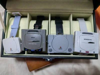 觉得这系列手表有点意思就收齐了，psone、ps1、黑白土星手表（如果价格太贵就别收哈，我是原装袋子都有，但我还是收到货拆开来了）。GBA无限通讯器和配套的收纳壳。