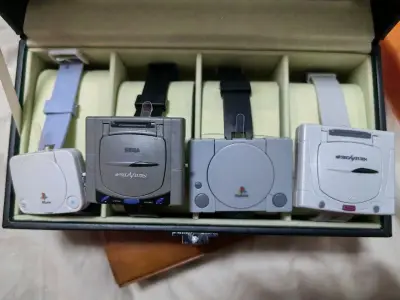 觉得这系列手表有点意思就收齐了，psone、ps1、黑白土星手表（如果价格太贵就别收哈，我是原装袋子都有，但我还是收到货拆开来了）。GBA无限通讯器和配套的收纳壳。