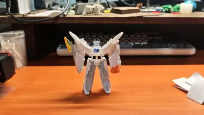 最近购入了魔进战队的扭蛋，国王特快，非常还原，成色很好，全新的，和食玩造型像虽然可动不多，但是小巧精致