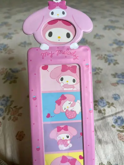   看图片我就知道很可爱了 没想到实物图这么萌 特别大的一个 真的 拿回来把我愣住了！我是追星女 买回来是为了放我担的人生四格！物流速度也很快！我会一直使用这个app滴！