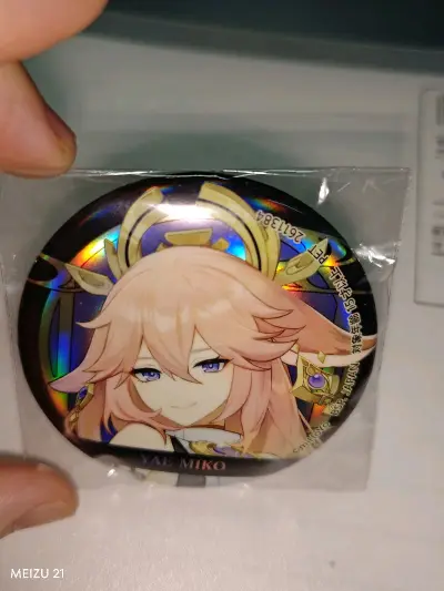 这一箱走的是竹蜻蜓plus，运费加上强化打包一个花费60r每一个谷子都有单独包装安全下车没有损坏，这一箱里面，之前看别的老师拍的将军和神子的实物图给我种草了，用挖煤姬切了两个，拿到手以后，真的很好看，镭射底用闪光灯照很闪闪的