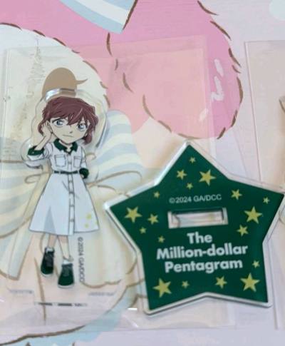 这次买的是m27小哀公式服立牌 因为这个立牌很迷你 原价感觉略贵 蹲到了便宜的拆摆才下手了 和家里的吧唧同柄正好凑一对