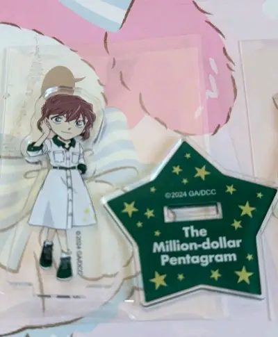 这次买的是m27小哀公式服立牌 因为这个立牌很迷你 原价感觉略贵 蹲到了便宜的拆摆才下手了 和家里的吧唧同柄正好凑一对